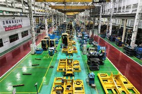 装配线采用先进的流水线连续生产方式，零部件投放采用JIT管理模式，实现了库存最小化。